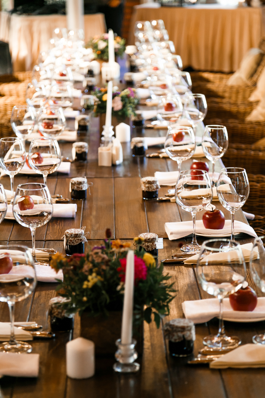 Сажать гостей за стол. Банкетный стол. Расстановка столов столы на свадьбу. Банкетные столы для гостей. Расстановка столов в кафе на свадьбу.